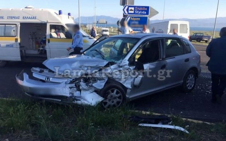 Τροχαίο με τραυματισμό της οδηγού, σε σοκ το παιδί της (εικόνες)